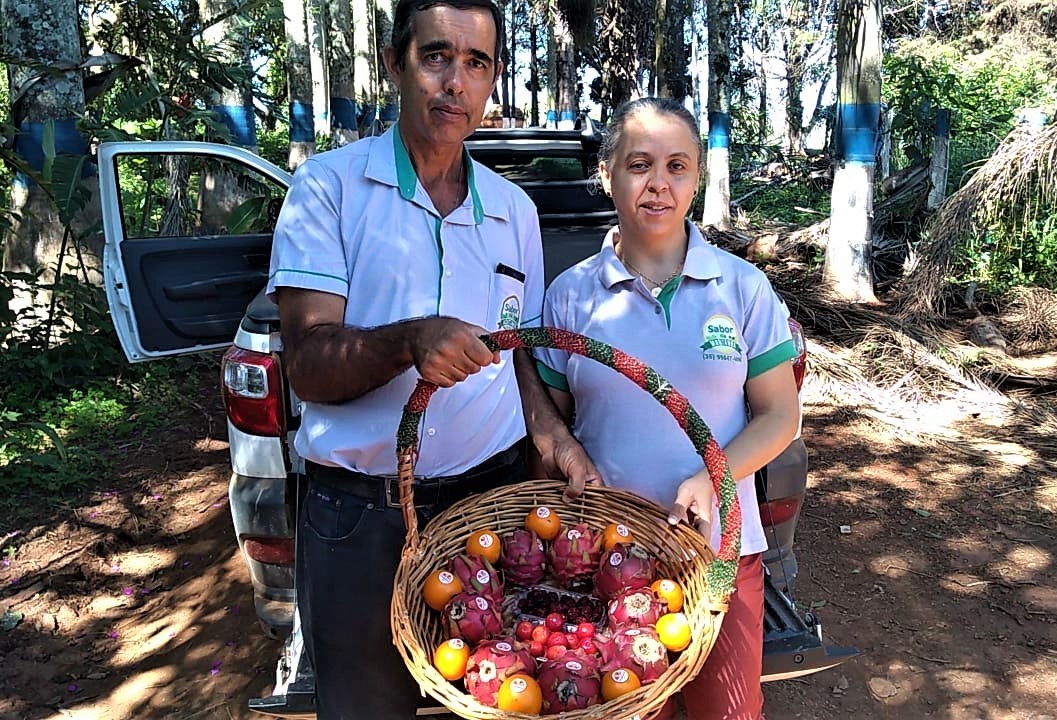 /20405Fabiano Costa e esposa -frutas.jpeg